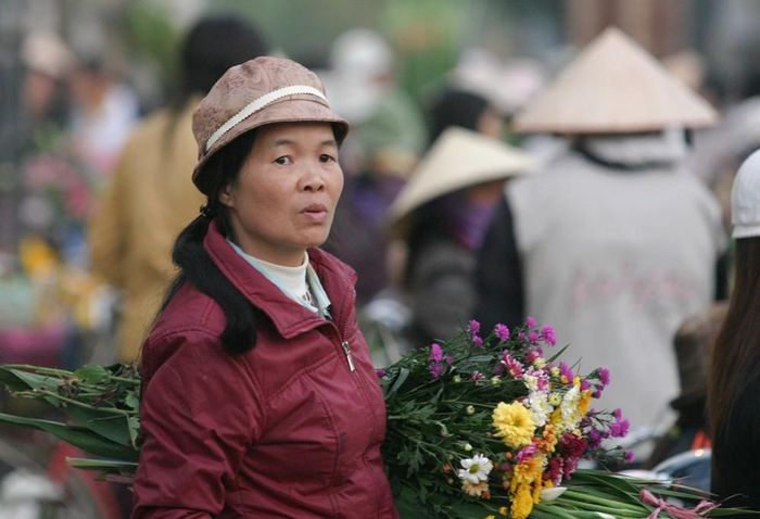 Bà Ly, cũng là bạn học cũ của tôi bán hoa Tết ở chợ