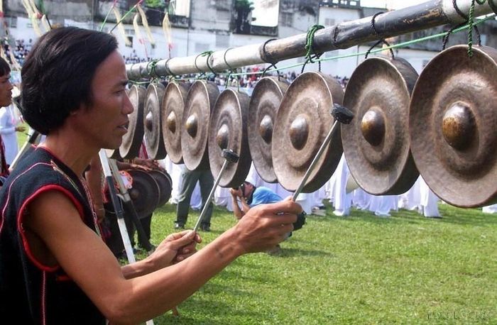 Không gian văn hóa Cồng chiêng Tây Nguyên đã trở thành Di sản văn hóa phi vật thể đại diện của nhân loại. Trong ảnh: Giàn cồng chiêng cải tiến của dân tộc Ba Na (Gia Lai). Ảnh: TTXVN