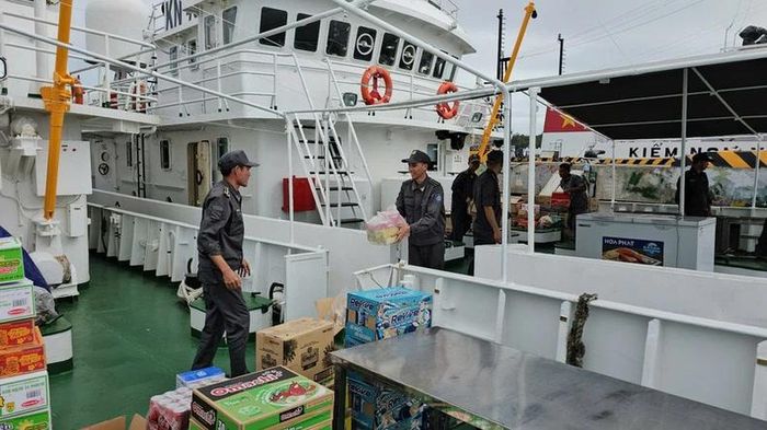 Chuẩn bị lương thực, thực phẩm cho cán bộ, nhân viên trên tàu và sẵn sàng giúp đỡ bà con ngư dân trên biển khi có sự cố xảy ra. (Ảnh: CTV HQ) 