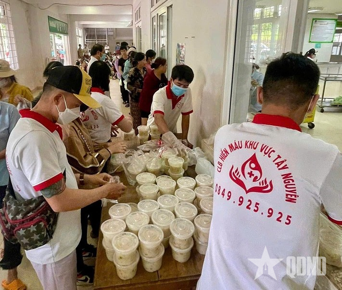  Bệnh nhân xếp hàng lấy cháo miễn phí tại Bệnh viện Đa khoa Vùng Tây Nguyên. Ảnh nhân vật cung cấp. 