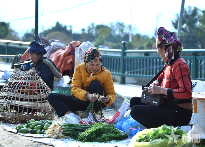 Những mặt hàng được bày bán đơn sơ trên những chiếc bao ở mặt đường. 