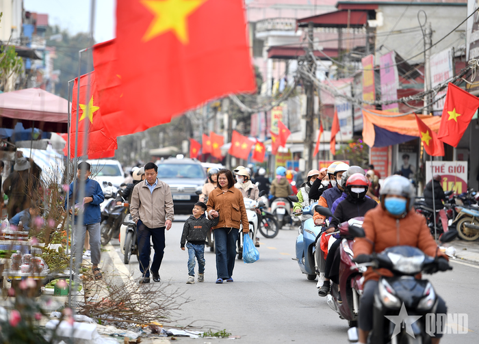  Với nhiều gia đình, đi "chợ chiều 30 Tết" không chỉ là để lựa chọn mua những món đồ còn thiếu cho một cái Tết đong đầy, mà còn là dịp cùng cả nhà du xuân, để các con hiểu thêm về nét văn hóa của Tết cổ truyền người Việt Nam 