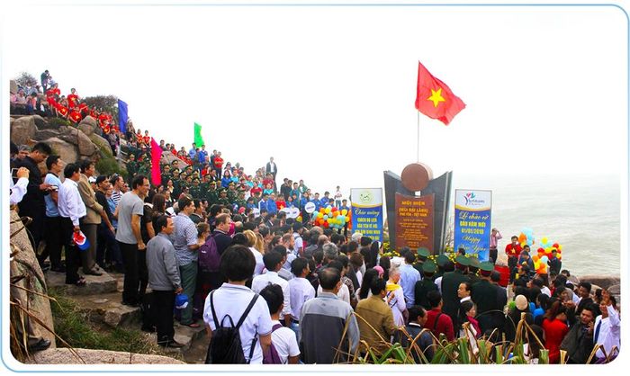  Hàng năm, tỉnh Phú Yên đã tổ chức lễ chào cờ đón năm mới đầu tiên ở Mũi Điện thu hút hàng trăm người dân, du khách, cán bộ, chiến sĩ tham dự. 