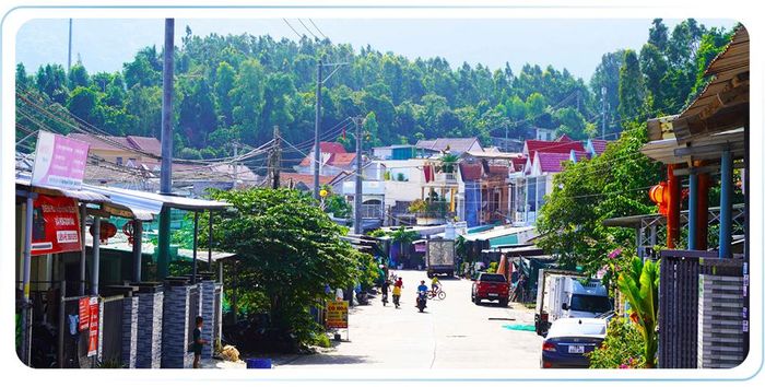  Làng Vũng Rô nằm kẹp giữa Mũi Điện (Phú Yên) và Mũi Đôi (Khánh Hòa) nơi đón bình minh năm mới đầu tiên của cả nước đang ngày càng sung túc, giàu mạnh. 