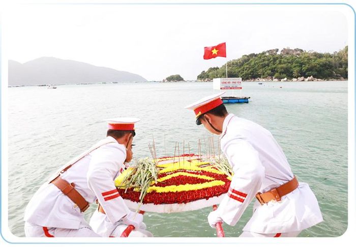  Các chiến sĩ đang thực hiện nghi thức thả hoa đăng, tưởng niệm 60 năm bến Vũng Rô đón Tàu Không số đầu tiên ở miền Trung. 