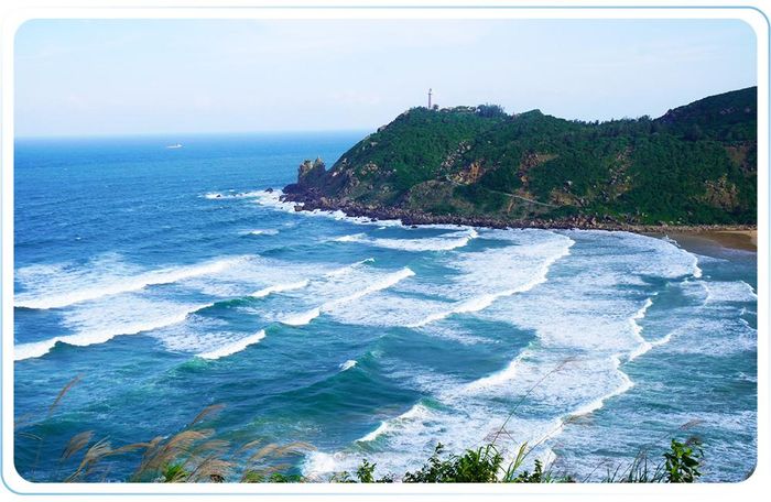  Cặp thắng cảnh Mũi Điện – Bãi Môn nổi bật giữa hệ rừng núi Đại Lãnh. 