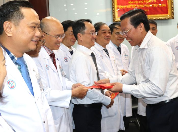 Chủ tịch UBND TPHCM Phan Văn Mãi thăm hỏi, chúc tết y bác sĩ Bệnh viện Chợ Rẫy. Ảnh: THÁI PHƯƠNG