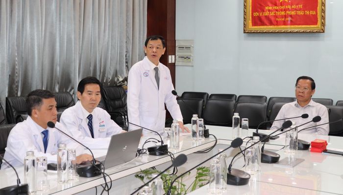 Thứ trưởng Bộ Y tế, Giám đốc điều hành Bệnh viện Chợ Rẫy Nguyễn Tri Thức thông tin tại buổi thăm. Ảnh: THÁI PHƯƠNG