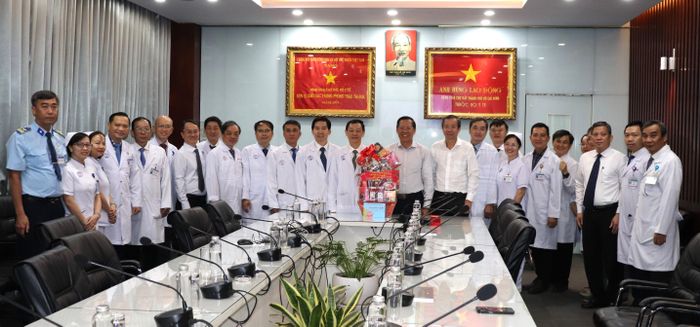 Chủ tịch UBND TPHCM thăm hỏi, chúc tết y bác sĩ Bệnh viện Chợ Rẫy. Ảnh THÁI PHƯƠNG