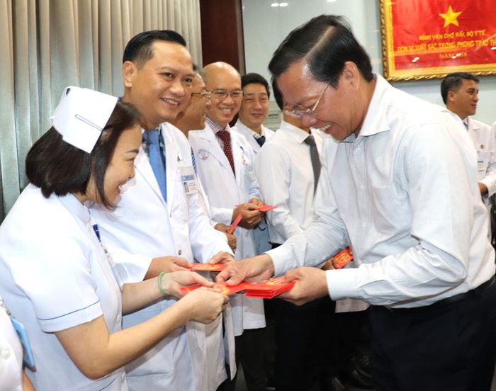 Chủ tịch UBND TPHCM thăm hỏi, chúc tết y bác sĩ Bệnh viện Chợ Rẫy. Ảnh: THÁI PHƯƠNG