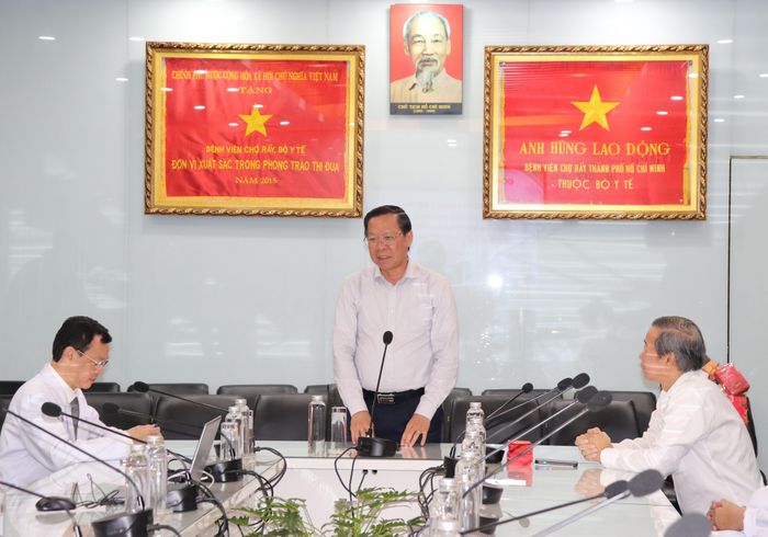 Chủ tịch UBND TPHCM Phan Văn Mãi phát biểu tại buổi thăm, chúc tết Bệnh viện Chợ Rẫy. Ảnh: THÁI PHƯƠNG