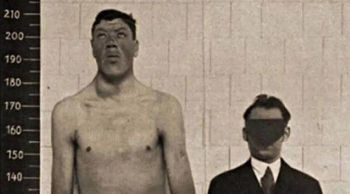 10. Adam Rainer sinh năm 1899 tại Graz, Áo. Chiều cao của Adam được ghi nhận là 2,33 mét.