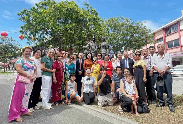 Thứ trưởng Ngoại giao Lê Thị Thu Hằng gặp gỡ cộng đồng tại New Caledonia. (Nguồn: Ủy ban Nhà nước về NVNONN)