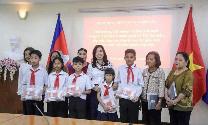Thứ trưởng Ngoại giao Lê Thị Thu Hằng gặp gỡ cộng đồng tại Campuchia. (Nguồn: Ủy ban Nhà nước về NVNONN)