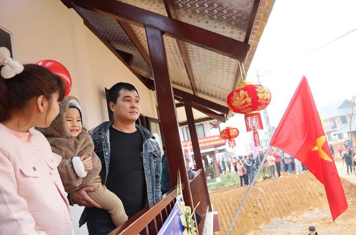 Khuôn mặt rạng ngời của người dân Làng Nủ hướng về tương lai sau những đau thương, mất mát. Ảnh: BLC