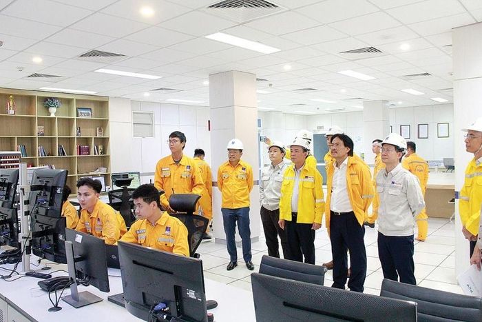 Lãnh đạo Trung ương Hội DKVN cùng Ban Chấp hành Hội Dầu khí Cà Mau thăm phòng Điều khiển trung tâm Nhà máy Đạm Cà Mau
