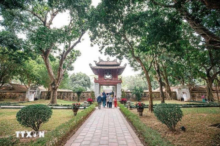 Văn Miếu-Quốc Tử Giám được nhiều du khách lựa chọn đến để tìm hiểu về lịch sử, văn hóa, kiến trúc khi tham quan Thủ đô Hà Nội. (Ảnh: Phạm Tuấn Anh/TTXVN)
