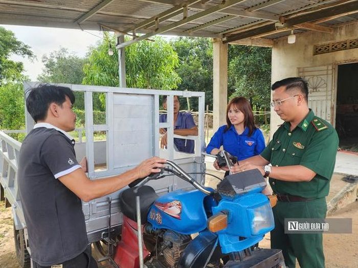 Anh Nguyễn Thế Thao, ngụ xã Tân Hà, huyện Tân Châu (bên trái), nhận chiếc xe 3 bánh do Đồn biên phòng Vàng Trảng Trâu tặng để anh có thể vươn lên lo cuộc sống.