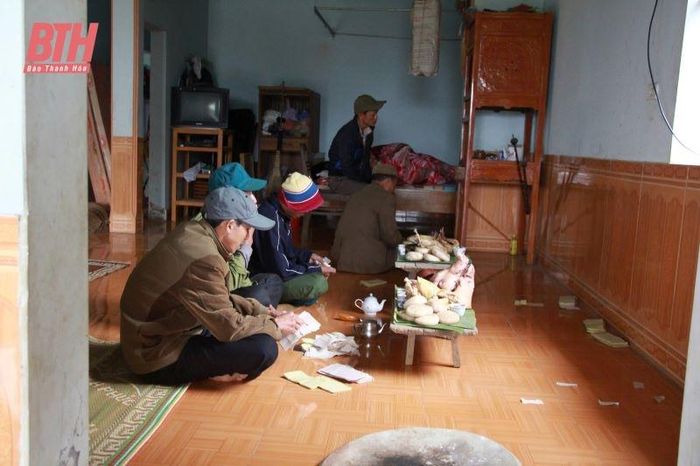 Thầy cúng thực hiện nghi lễ cúng.
