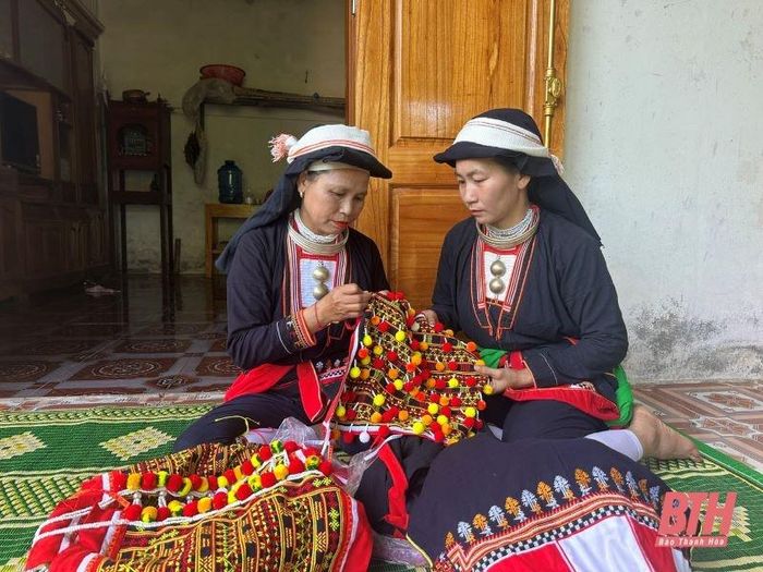 Người Dao cùng nhau gìn giữ nghề thêu truyền thống.