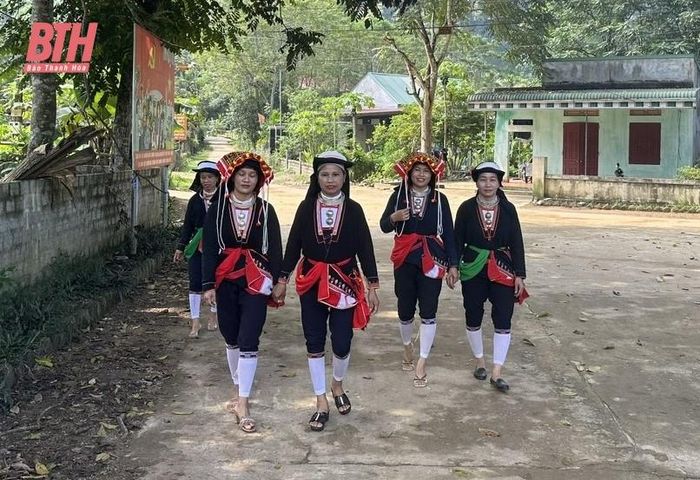 Phụ nữ dân tộc Dao thôn Thạch An, xã Cẩm Liên cùng nhau đi dự Tết năm cùng của anh em trong dòng họ