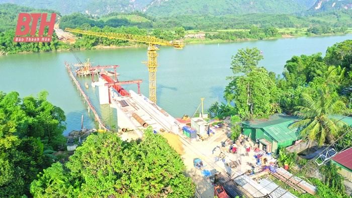 Cầu trung tâm thị trấn Cành Nàng đang được thi công xây dựng, sau khi hoàn thành sẽ góp phần phát triển kinh tế - xã hội địa phương.