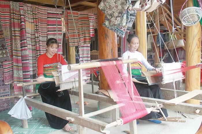Làng nghề dệt thổ cẩm ở thôn Lặn Ngoài, xã Lũng Niêm đang được khôi phục.