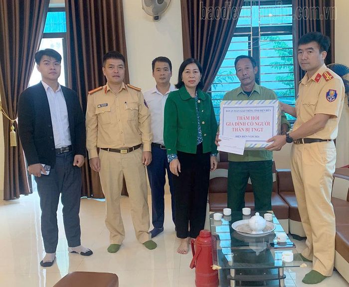 Đại diện Ban ATGT tỉnh thăm, động viên thân nhân người bị tai nạn giao thông.