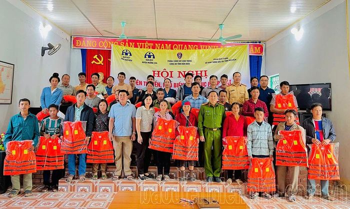 Đại diện Ban ATGT tỉnh tặng áo phao cho người dân huyện Mường Chà.