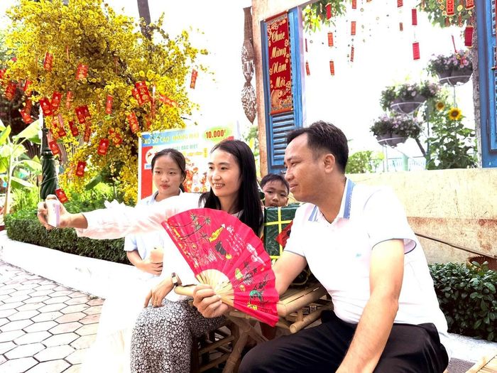 Chiều cuối năm nhiều gia đình tranh thủ đến đường hoa Nguyễn Văn Trị để tận hưởng không khí tết đã đến với mọi người, mọi nhà. Ảnh: Công Nghĩa