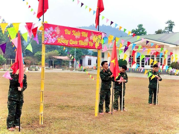  Khu tổ chức các hoạt động văn hóa, thể thao ngày Tết được bố trí ở những sân rộng và được trang trí rực rỡ sắc màu. 
