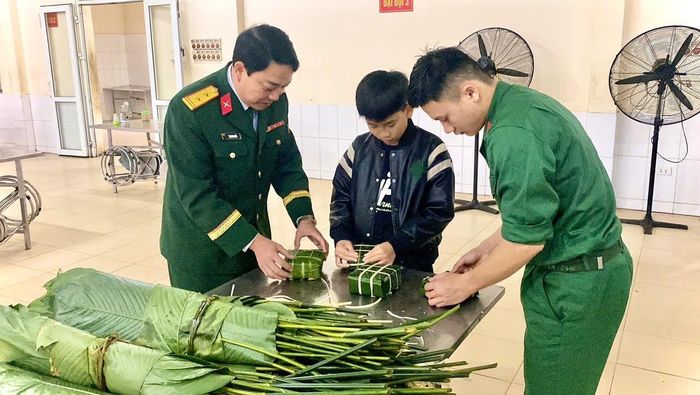  Trung đoàn 254 còn tổ chức các hội thi gói bánh chưng xanh để tăng cường tình đoàn kết, tạo không khí vui tươi, đầm ấm như trong gia đình cho cán bộ, chiến sĩ. 
