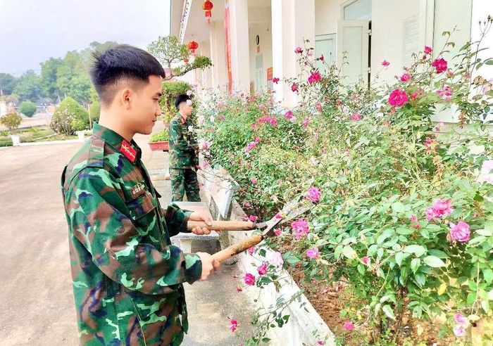  Trước Tết cổ truyền khoảng 1 tuần, cán bộ, chiến sĩ tập trung chăm sóc, cắt tỉa hoa, cây cảnh trong khuôn viên đơn vị tạo cảnh quan xanh, đẹp. 