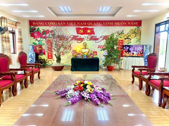  Tại khu vực hội trường, các cơ quan, đơn vị trực thuộc Trung đoàn 254 đã bài trí cờ Đảng, cờ Tổ quốc, chân dung Bác Hồ, mâm ngũ quả, cây cảnh... để tiếp đón các đoàn khách tới thăm, chúc Tết đơn vị và tổ chức chúc Tết tập trung đối với cán bộ, chiến sĩ. 