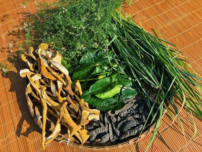 Bồ kết, mùi già, vỏ bưởi, lá xả là những thứ không thể thiếu trong nồi nước tắm gội chiều cuối năm.