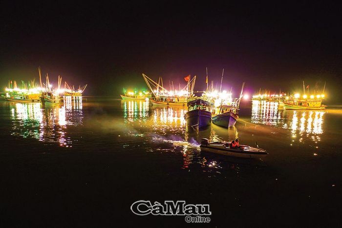 Cán bộ, chiến sĩ Ðồn Biên phòng Sông Ðốc tuần tra xuyên đêm trên biển, giữ bình yên cho dân vui xuân, đón Tết. Ảnh : HUỲNH LÂM