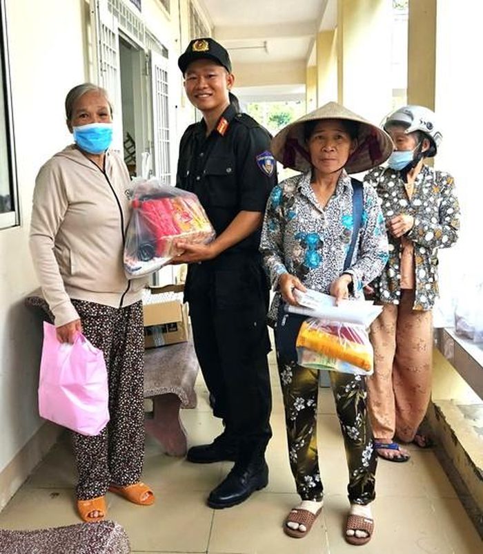 Tặng quà cho các hộ dân có hoàn cảnh khó khăn
