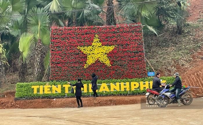 Bức cờ hoa vẫn là điểm nhấn đặc biệt của Làng Nủ.