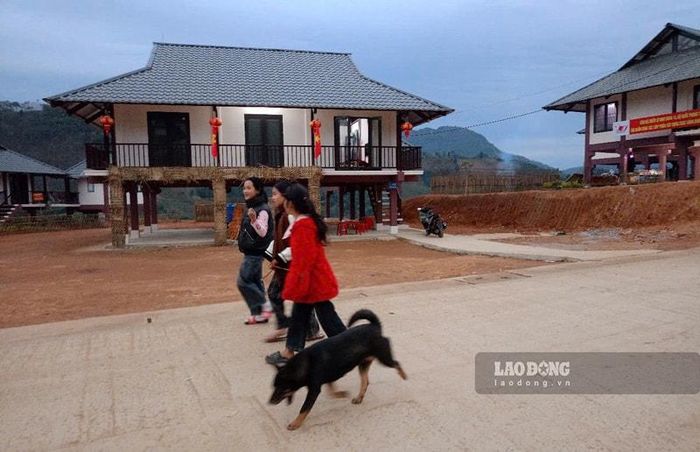 Làng Nủ trở nên yên bình, tĩnh lặng, là niềm hy vọng của bà con nhân dân vực lại sau thiên tai.