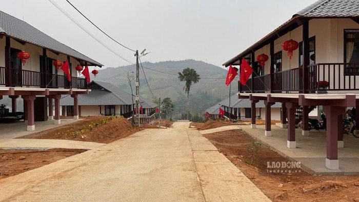 Khắp thôn Làng Nủ, cờ hoa đỏ thắm, đèn lồng Tết khiến nơi đây thêm phần sinh động.
