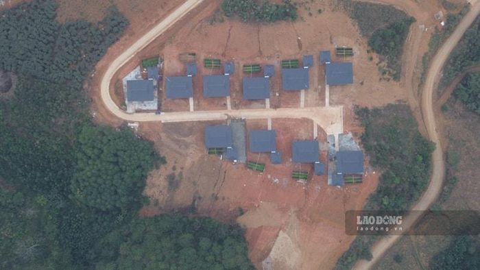 Sau những ngôi nhà sàn, luống rau xanh tốt đã tô điểm cho vẻ đẹp yên bình của Làng Nủ. Ảnh: Đinh Đại