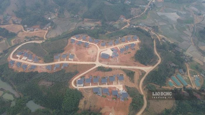 Ban ngày, Làng Nủ nhộn nhịp các hoạt động chuẩn bị đón Tết.