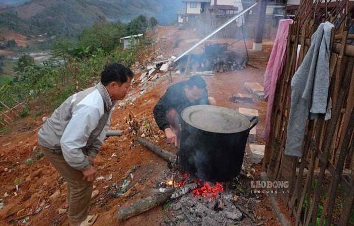Người dân gói và nấu bánh chưng truyền thống để Tết này sum họp cùng nhau trong ngôi nhà mới.