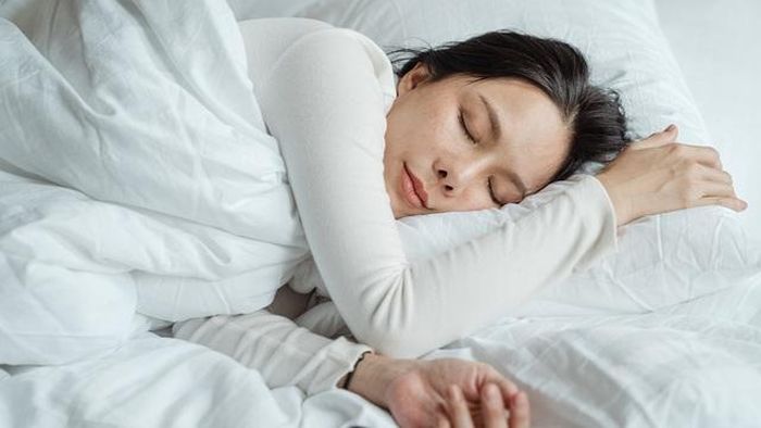 Ngủ đủ giấc cũng là một trong những bí quyết để có làn da tươi tắn, tránh nổi mụn.