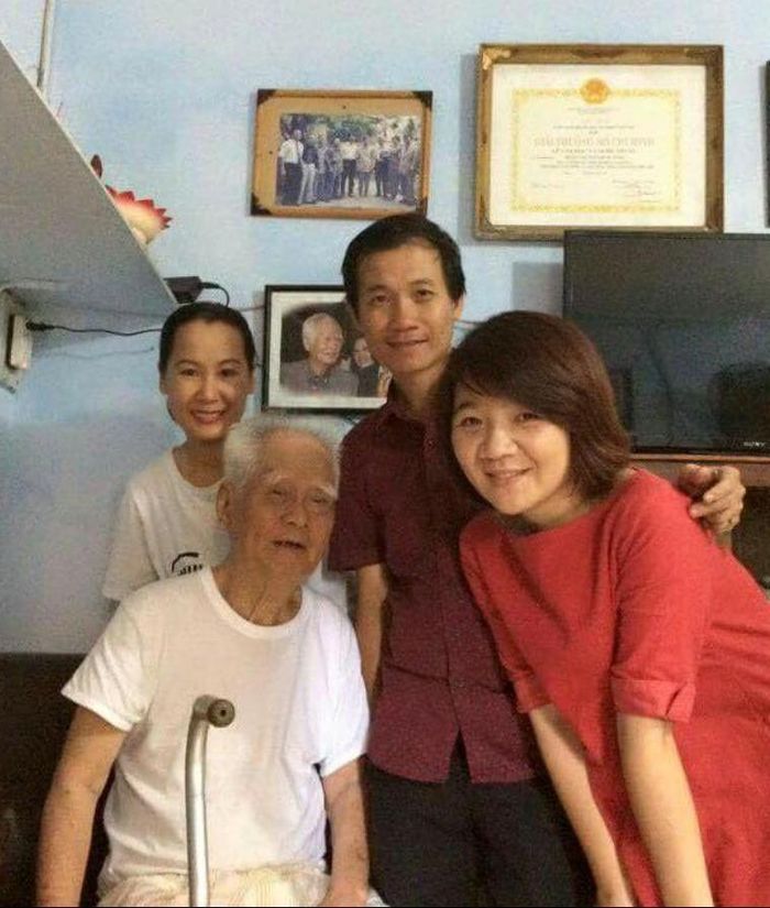 Tác giả bài viết cùng bạn bè trong đó có nhạc sĩ Giáng Son - áo trắng bên trái - tới thăm nhạc sĩ Nguyễn Văn Tý tại nhà riêng của ông ở TP.HCM năm 2015