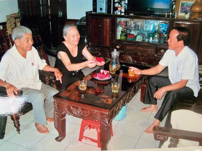  Các nhà báo Khắc Hiển, Hữu Dật đến thăm chị Kim Lai tại nhà riêng. 
