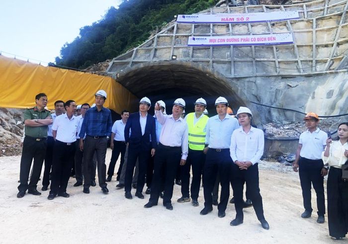  Bí thư Tỉnh ủy Trần Hồng Minh kiểm tra tiến độ thực hiện Dự án tuyến đường bộ cao tốc Đồng Đăng - Trà Lĩnh tại cửa Tây hầm 2, xã Thụy Hùng (Thạch An). 