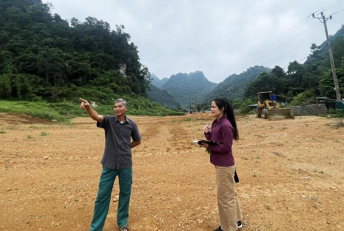  Ông Vi Văn Khoa, xóm Tục Ngã, xã Đức Xuân (Thạch An) là hộ đầu tiên bàn giao 1,2 ha đất sản xuất, đất vườn, nhà ở cho chủ đầu tư thực hiện Dự án đường bộ cao tốc Đồng Đăng - Trà Lĩnh. 