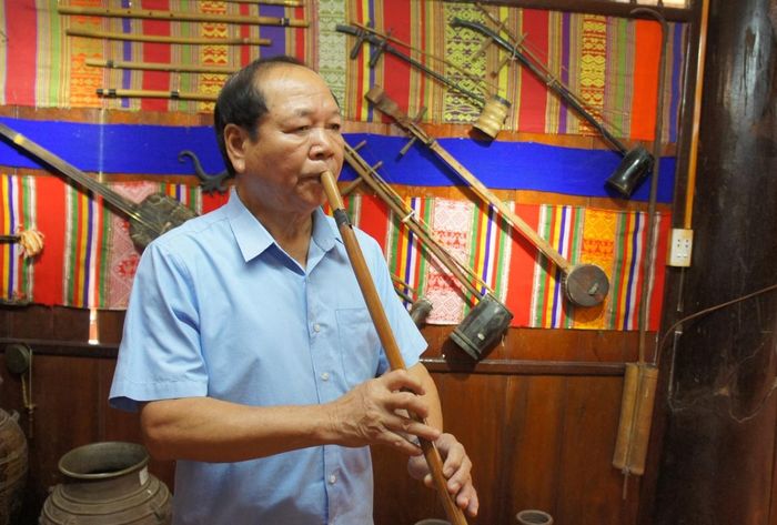  Ông Bùi Thanh Bình trình diễn một điệu sao ôi. 