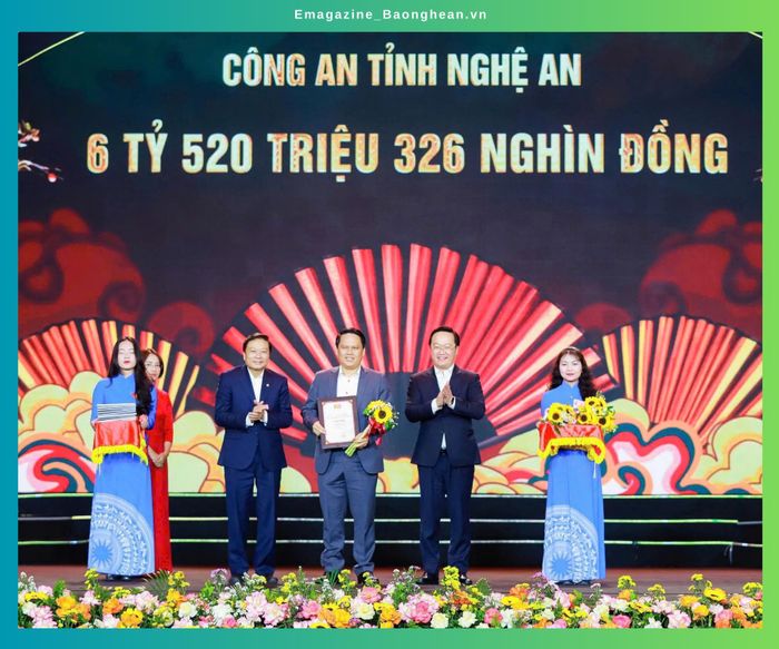 Bí thư Tỉnh ủy Nguyễn Đức Trung và Chủ tịch UBND tỉnh Lê Hồng Vinh tiếp nhận ủng hộ, trao Giấy chứng nhận tấm lòng nhân ái vì cộng đồng, tặng hoa tri ân Công an tỉnh Nghệ An đã ủng hộ Chương trình "Nghĩa tình dòng Lam - Xuân Ất Tỵ 2025". Ảnh: CANA
